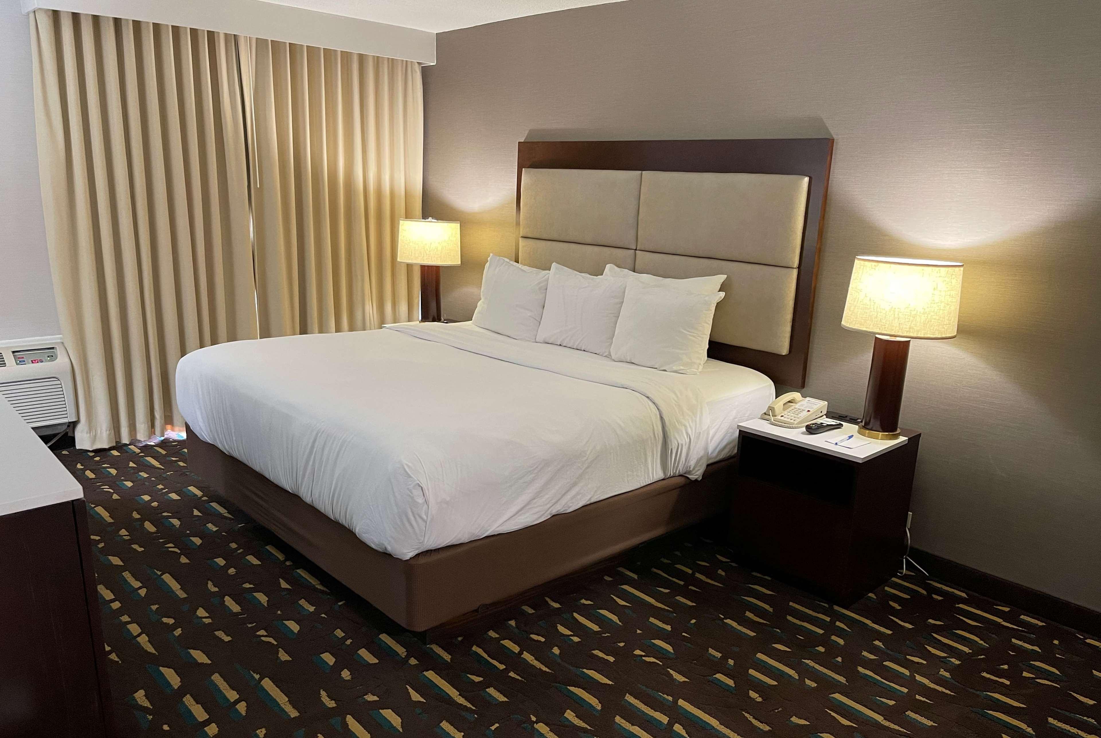 Wyndham Chicago O'Hare Hotel Rosemont Exterior photo